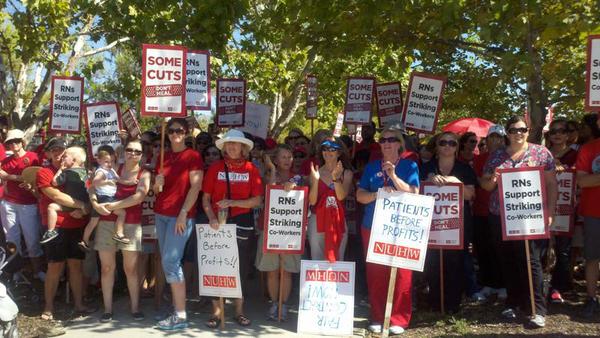 Enfermeras protestan en Roseville para defender sus beneficios de jubilación y  cobertura de salud.