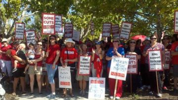 Enfermeras protestan en Roseville para defender sus beneficios de jubilación y  cobertura de salud.