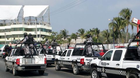 Militares de la Marina-Armada de México vigilan las calles de Boca del Río, Veracruz.