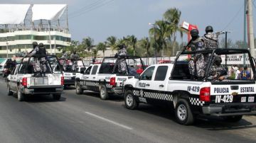 Militares de la Marina-Armada de México vigilan las calles de Boca del Río, Veracruz.