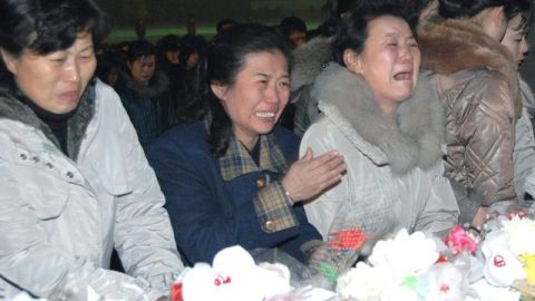 Varias mujeres norcoreanas lloran el deceso de su líder Kim Jong-il, en Pyongyang, ayer,