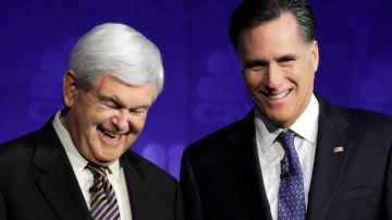 Los precandidatos republicanos Newt Gingrich (izq.) y Mitt Romney (der.) sonríen antes de un debate presidencial.