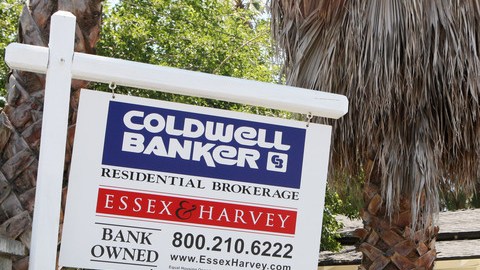 El precio promedio de las casas usadas continúa cayendo, principalmente por la presión del inventario creado por los embargos hipotecarios, lo que ha mantenido el interés de los compradores.
