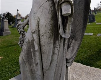 Algunas estatuas han sido pintadas con aerosoles.