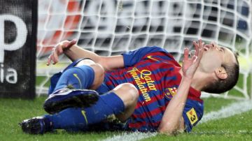 Andrés Iniesta se duele tras lesionarse en acción del partido de ayer en el que Barcelona clasificó a los octavos de la Copa del Rey.