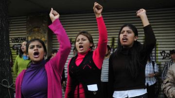 Varias jóvenes que participaron en la manifestación exigen esclarecer el asesinato de los dos estudiantes de Ayotzinapa.