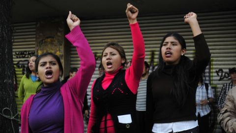 Varias jóvenes que participaron en la manifestación exigen esclarecer el asesinato de los dos estudiantes de Ayotzinapa.