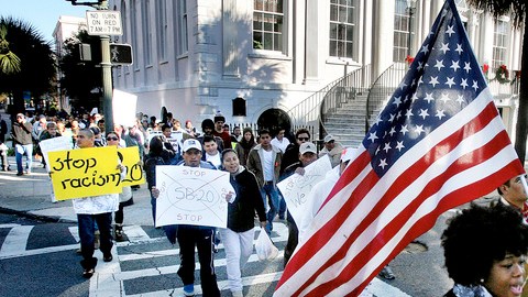 Jheanelle Wilkins (al frente, izq.) y Diana Salazar al frente de una protesta en contra la SB20 en Charleston esta semana.