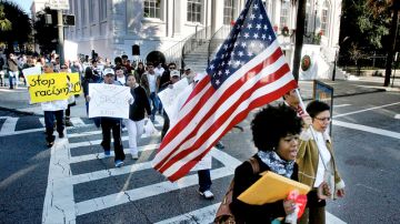Jheanelle Wilkins (al frente, izq.) y Diana Salazar al frente de una protesta en contra la SB20 en Charleston esta semana.