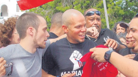 El cantante del grupo Calle 13, René Pérez, recibió ayer la primera medalla Ramón Emeterio Betances.