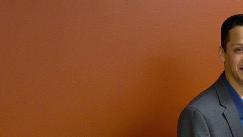 De izda a dcha, (atrás) Sam Vegas, el Dr. Juan Carlos Caicedo, Nina Sanchez, con su hija Violeta en brazos, Lino Martí­nez y su hija Marí­a Ortega posan en esta foto de archivo suministrada por el hospital Northwestern Memorial de Chicago.