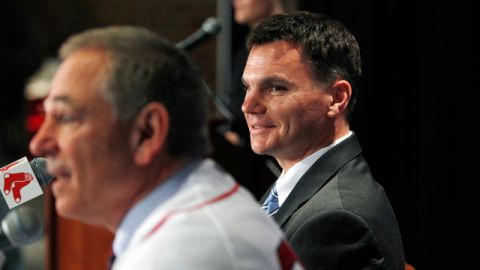 Bobby Valentine (izq.), acompañado del gerente general, Ben Cherington, de Boston, seleccionó ayer a su cuerpo de coaches.