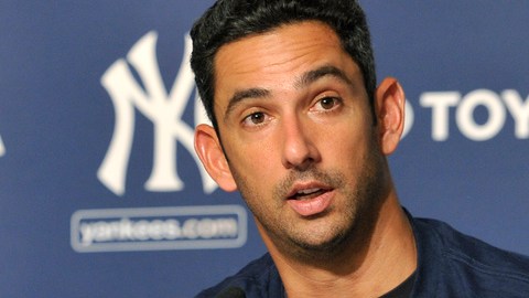 Jorge Posada cambia impresiones con los medios en su última rueda de prensa vestido con la franela yanqui.
