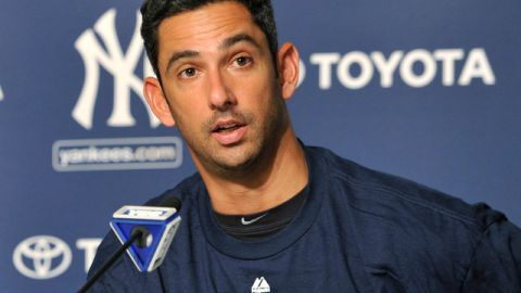 Jorge Posada cambia impresiones con los medios en su última rueda de prensa vestido con la franela yanqui.