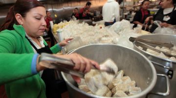 Rosa Cervantes prepara bolsas con tamales recién hechos para los clientes del restaurante donde trabaja.