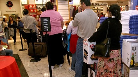 En temporada navideña las tiendas, desde San Diego hasta LA, también se llenan de clientes que viajan desde México.