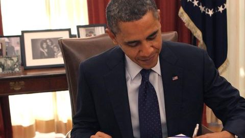 El presidente de Estados Unidos firma el alivio fiscal.