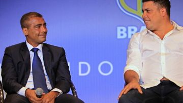 Los exfutbolistas Romario (izq.) y Ronaldo (der.), conversan durante una conferencia de prensa ayer en Río de Janeiro.