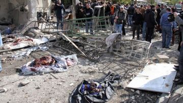Restos de las víctimas de una de las mortíferas explosiones que han sacudido a Damasco, Siria, ayer.
