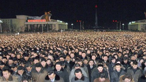 Ciudadanos norcoreanos reunidos en la plaza Kim Il-sung lamentando la muerte de su líder Kim Jong-il.