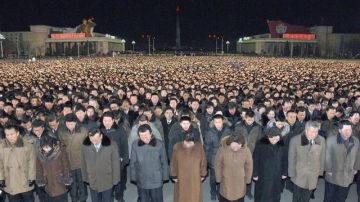 Ciudadanos norcoreanos reunidos en la plaza Kim Il-sung lamentando la muerte de su líder Kim Jong-il.