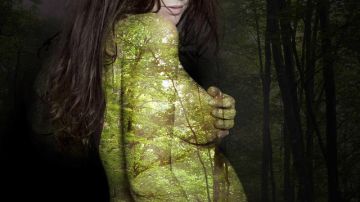 Imagen de Oreiro en la que aparece desnuda con imágenes de bosques reflejadas en el cuerpo.