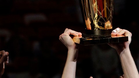 Dirk Nowitzki y sus Mavericks salen  a defender el título.