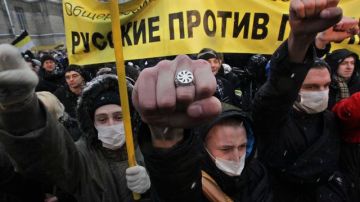 Manifestantes antigobierno gritan 'Rusia sin Putin' durante la multitudinaria protesta celebrada en Moscú (Rusia), ayer.