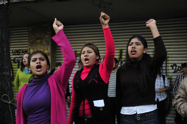 Cerca de un millar de estudiantes de diversos estados de México  exigen  esclarecer  esas muertes.