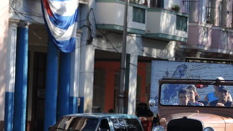 Los cubanos esperan la Nochebuena con diversas reacciones ante la noticia de indultos a  presos y la esperanza de cambios migratorios.