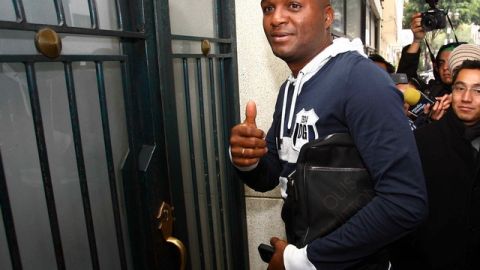 Aquivaldo Mosquera, aquí llegando a Coapa, sólo está a la espera de que se oficialice la llegada del venezolano Oswaldo Vizcarrondo.