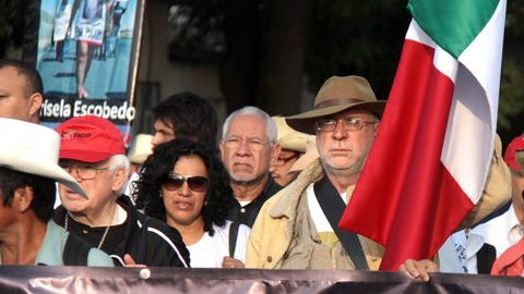 Javier Sicilia (centro)  y   los indignados del mundo fueron nombrados  uno de los personajes del año de la revista Time. Al activista la mención le provoca tristeza y dice que cambiaría todo con tal de que su hijo viviera.
