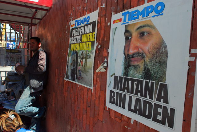 Cartel de periódico, en Tegucigalpa (Honduras), anunciando la muerte de Bin Laden.