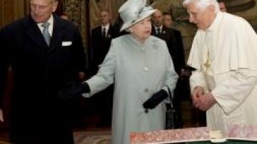 El duque de Edimburgo (i) y la reina Isabel II de Inglaterra (c) intercambian regalos con el papa Benedicto XVI (d) durante su encuentro en el palacio de Holyrood House en Edimburgo, Reino Unido.