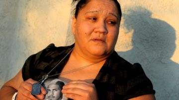 Suzanne Sullivan con una foto de Christopher Sullivan, un soldado del Ejercito  baleado y herido el viernes en San Bernardino.