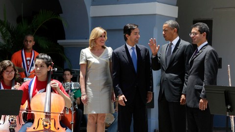 El presidente Barack Obama, acompañado por el gobernador Luis Fortuno y su esposa, cuando recorrían La Fortaleza, en San Juan, Puerto Rico.