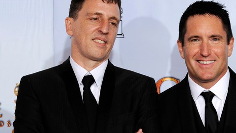 Trent Reznor (der.) y Atticus Ross, con su Globo de Oro por 'The Social Network', han compuesto la música de 'The Girl with the Dragon Tattoo'.