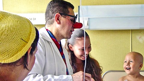 Cuando una persona quiere ayudar a otros de forma voluntaria, los beneficios que se generan no sólo son para el que recibe el apoyo.