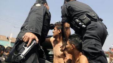 Agentes de la Policía Nacional de Guatemala durante un arresto de supuestos integrantes de Los Zetas en 2008.