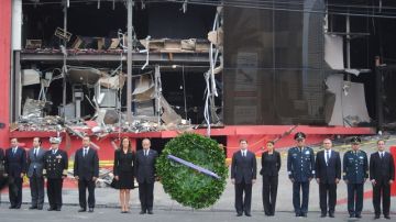 El presidente  Calderón con una comitiva honra  a las 52 víctimas del incendio  en el Casino Royale.