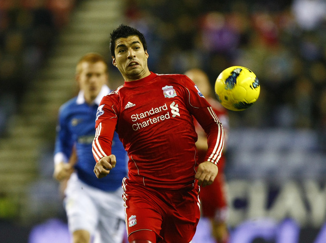 Por actos de indisciplina y racismo, el uruguayo Luis Suárez no podrá jugar nueve partidos con el Liverpool dentro de la la Liga Premier.