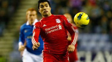 Por actos de indisciplina y racismo, el uruguayo Luis Suárez no podrá jugar nueve partidos con el Liverpool dentro de la la Liga Premier.