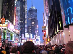Millones se congregan en Times Square en Nueva York para recibir el nuevo año.