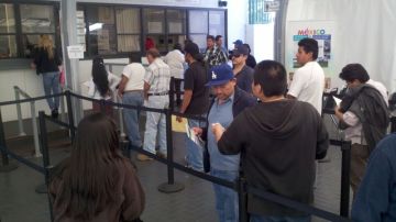 Pocas personas tramitaban ayer sus permisos para autos en el Consulado de México en LA. Funcionarios dijeron que en los últimos días se tramitó un promedio de 250 por dia.