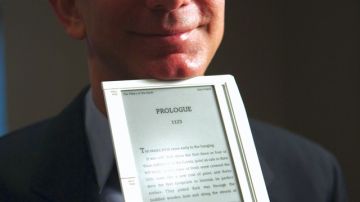 Jeff Bezos, fundador y CEO de Amazon.com al introducir el Kindle en 2007.