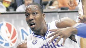 Dwight Howard guió  al Magic de Orlando  para derrotar ayer a los Bobcats de Charlotte, que no aprovecharon el apoyo de su afición.