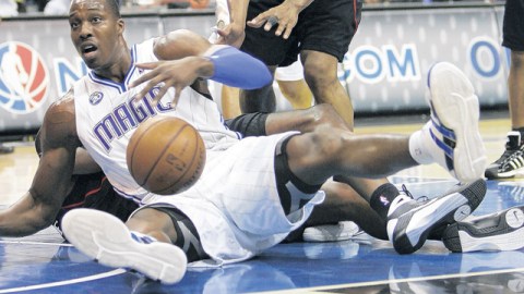 Dwight Howard guió al Magic de Orlando para derrotar ayer a los Bobcats de Charlotte, que no aprovecharon el apoyo de su afición.