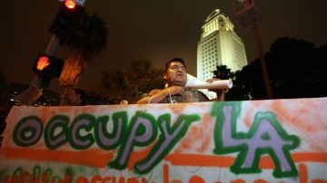 El movimiento Occupy llegó hasta Los Ángeles haciendo eco de otros similares en Wall Street y España. Muchos angelinos acamparon en los jardines de la Alcaldía, pidiendo ser escuchados.