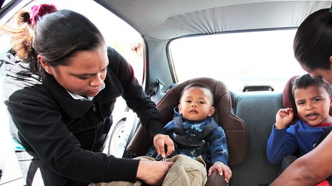Los niños hasta de 8 años deberán usar los asientos de seguridad en los asientos traseros de los automóviles.