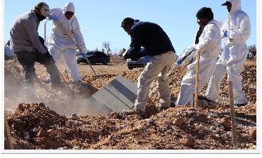 Personal de la Fiscalía General y del Servicio Médico Forense realizan la inhumación de 36 cadáveres en el panteón municipal San Rafael, de la fronteriza Ciudad Juárez. Los cuerpos son producto de acciones violentas en últimos meses.